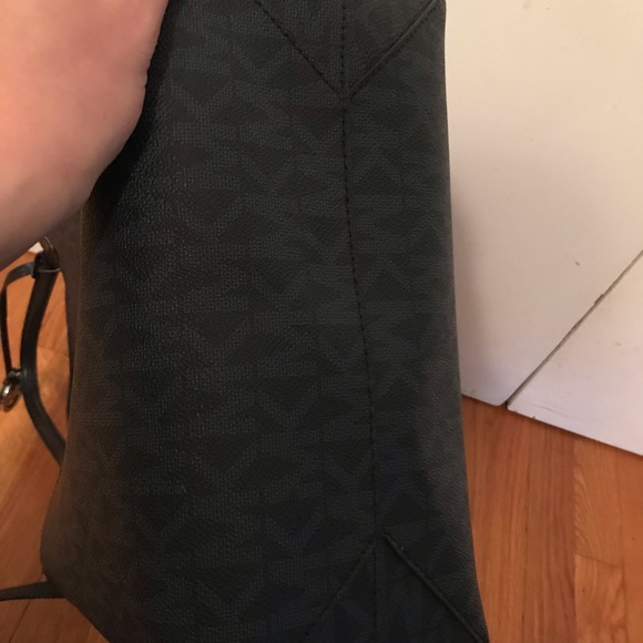 Michael Kors Tote bag w/ Matching Wallet! - Picture 3 of 8